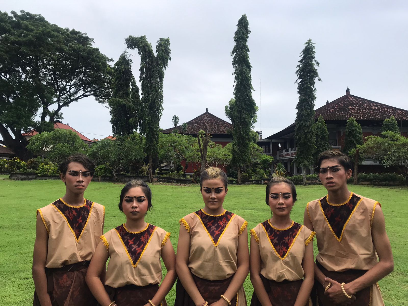 latihan garapan tari kontemporer Guungan